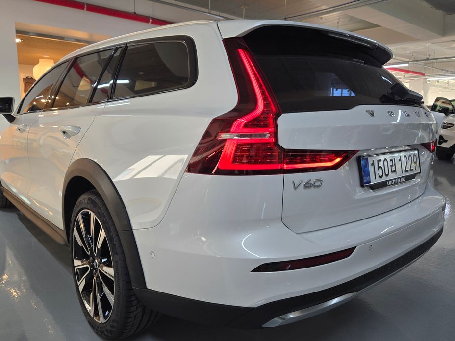 Volvo V60 2025