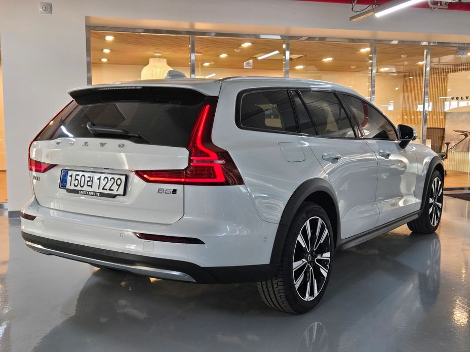 Volvo V60 2025