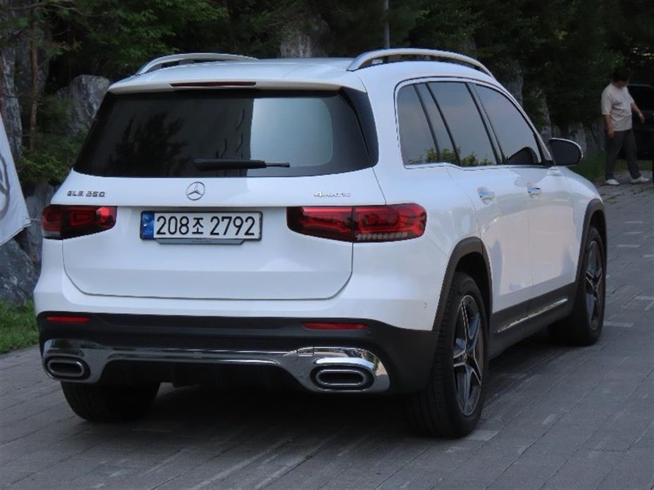 Mercedes-Benz GLB-Class 2023