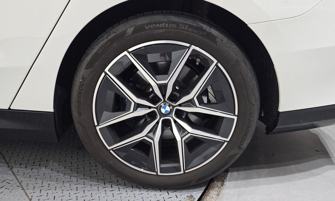 BMW 5-Series 2024