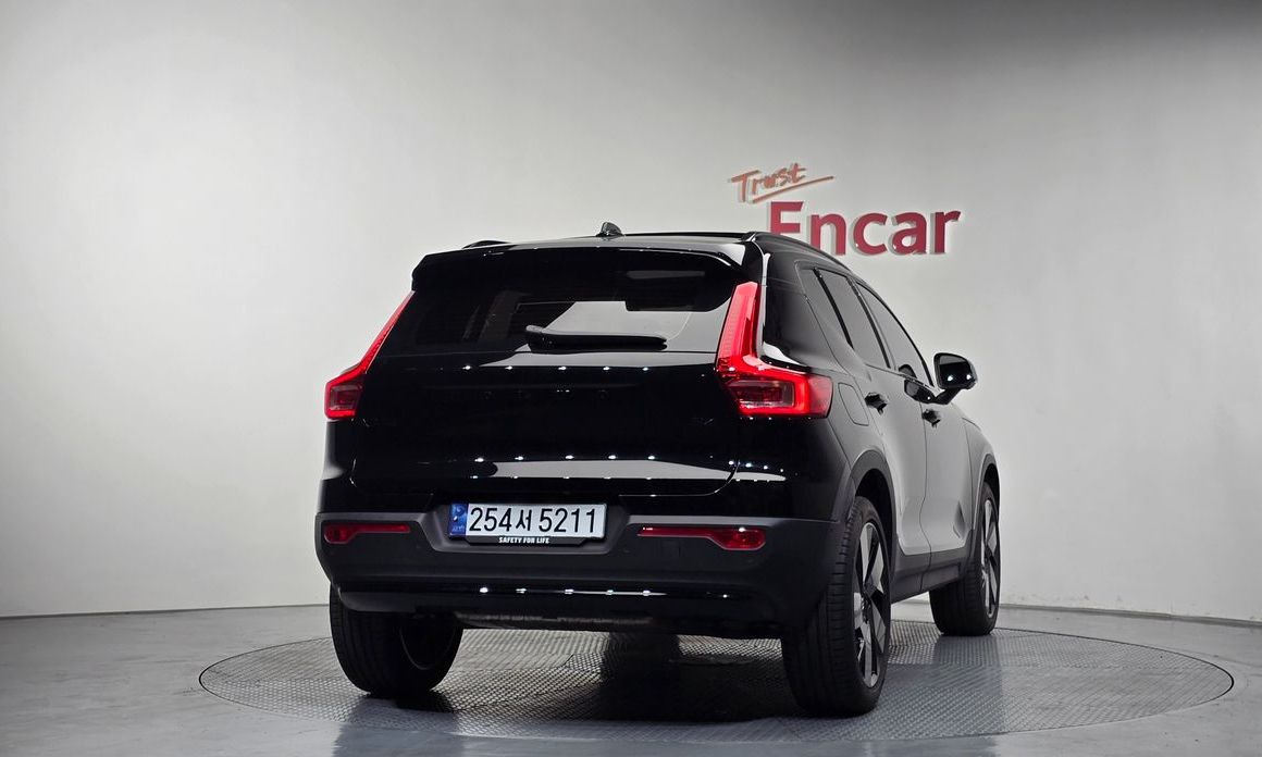 Volvo XC40 2025