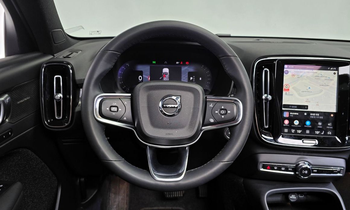 Volvo XC40 2025