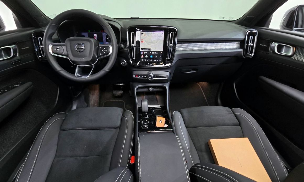 Volvo XC40 2025