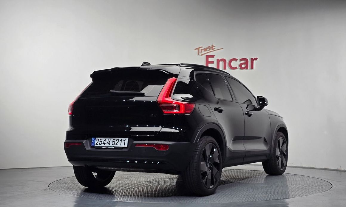 Volvo XC40 2025