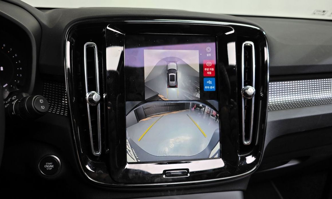 Volvo XC40 2025