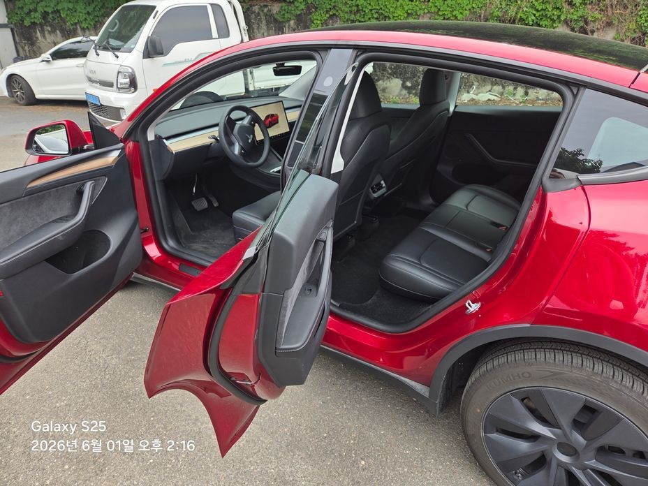 Tesla Model Y 2024