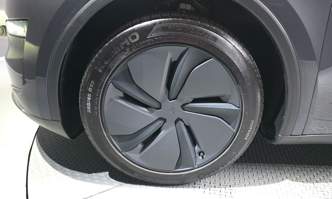 Tesla Model Y 2025