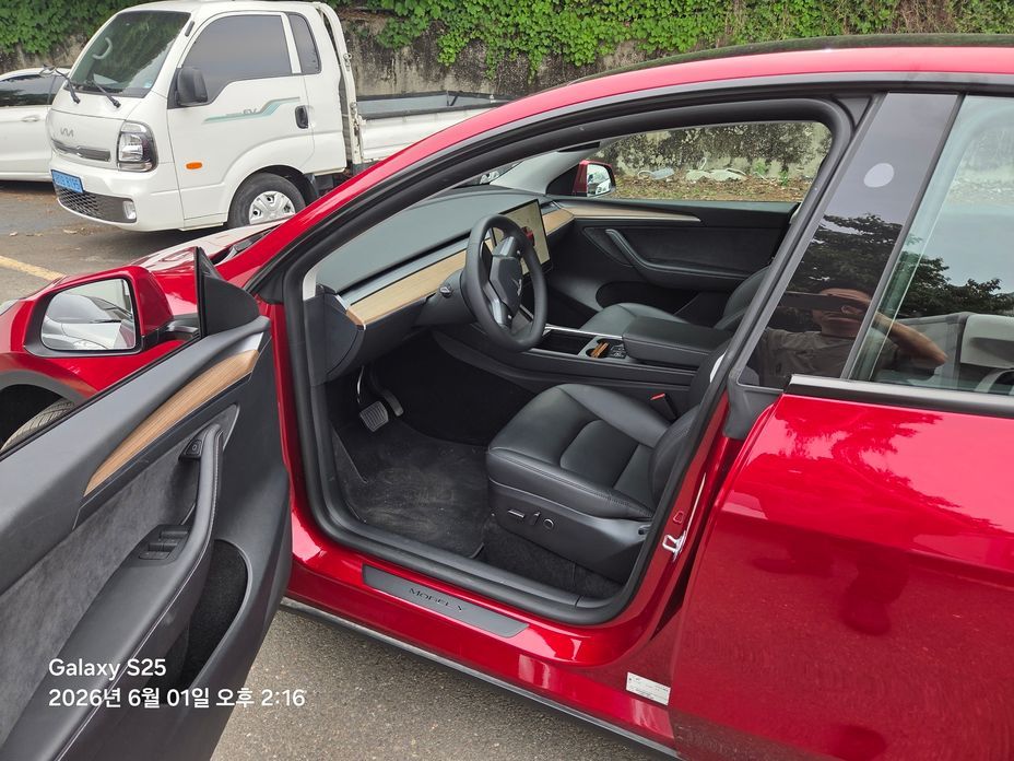 Tesla Model Y 2024
