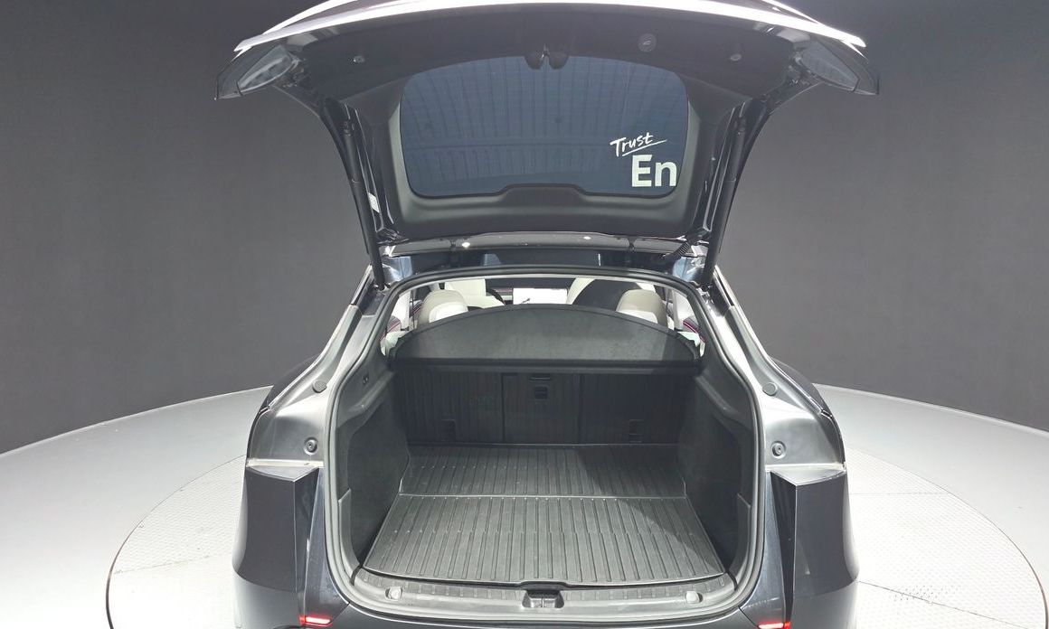 Tesla Model Y 2025