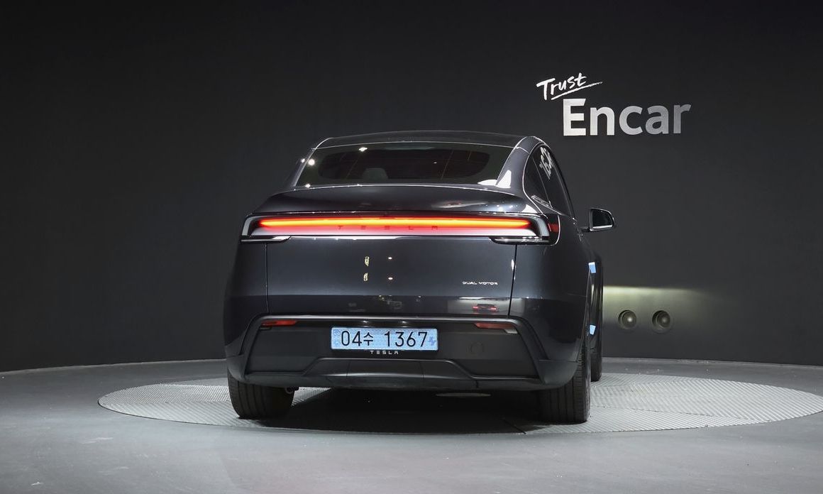 Tesla Model Y 2025