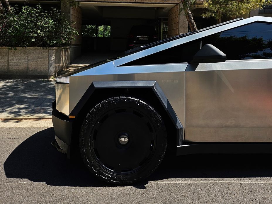 Tesla Cybertruck 2025