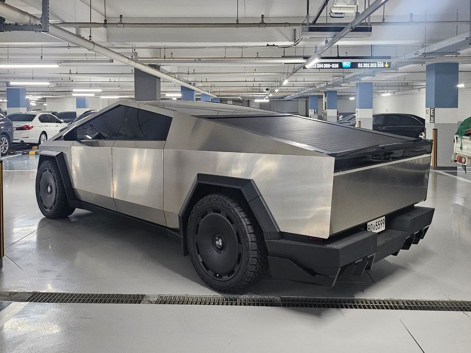 Tesla Cybertruck 2025