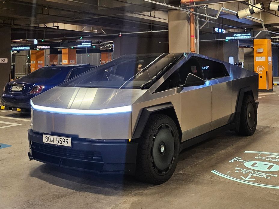 Tesla Cybertruck 2025
