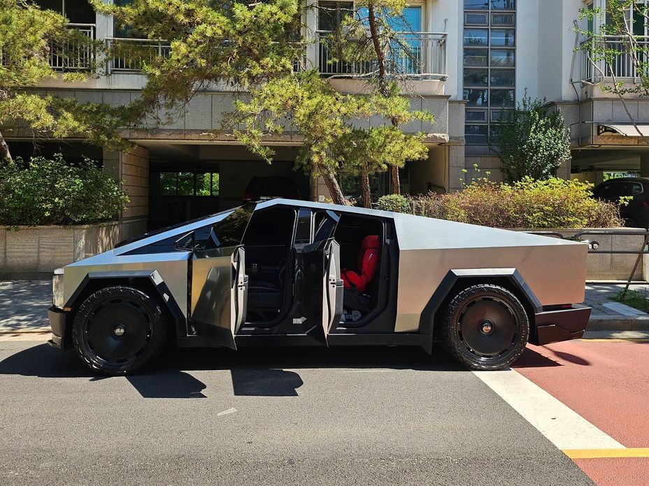 Tesla Cybertruck 2025
