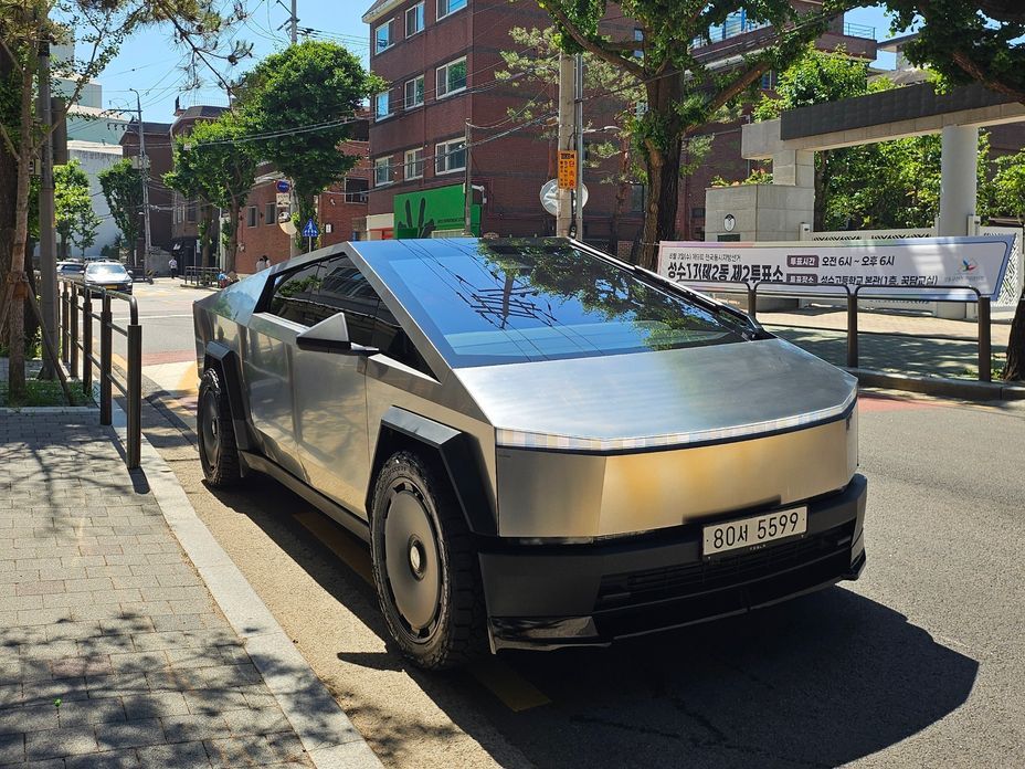 Tesla Cybertruck 2025