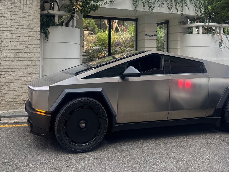 Tesla Cybertruck 2025