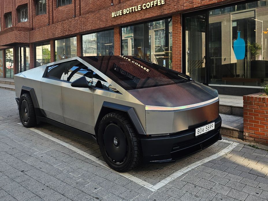 Tesla Cybertruck 2025