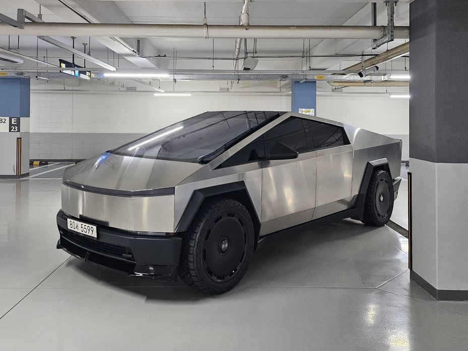 Tesla Cybertruck 2025