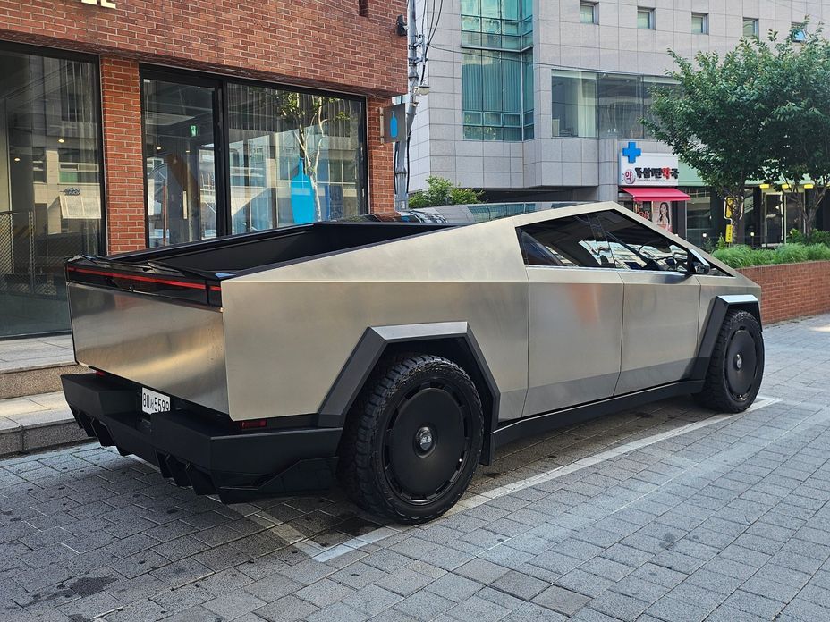 Tesla Cybertruck 2025