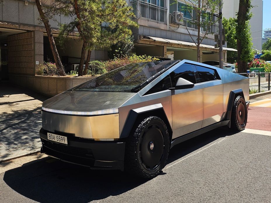 Tesla Cybertruck 2025