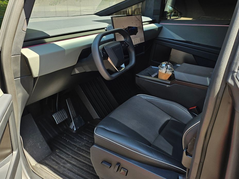 Tesla Cybertruck 2025