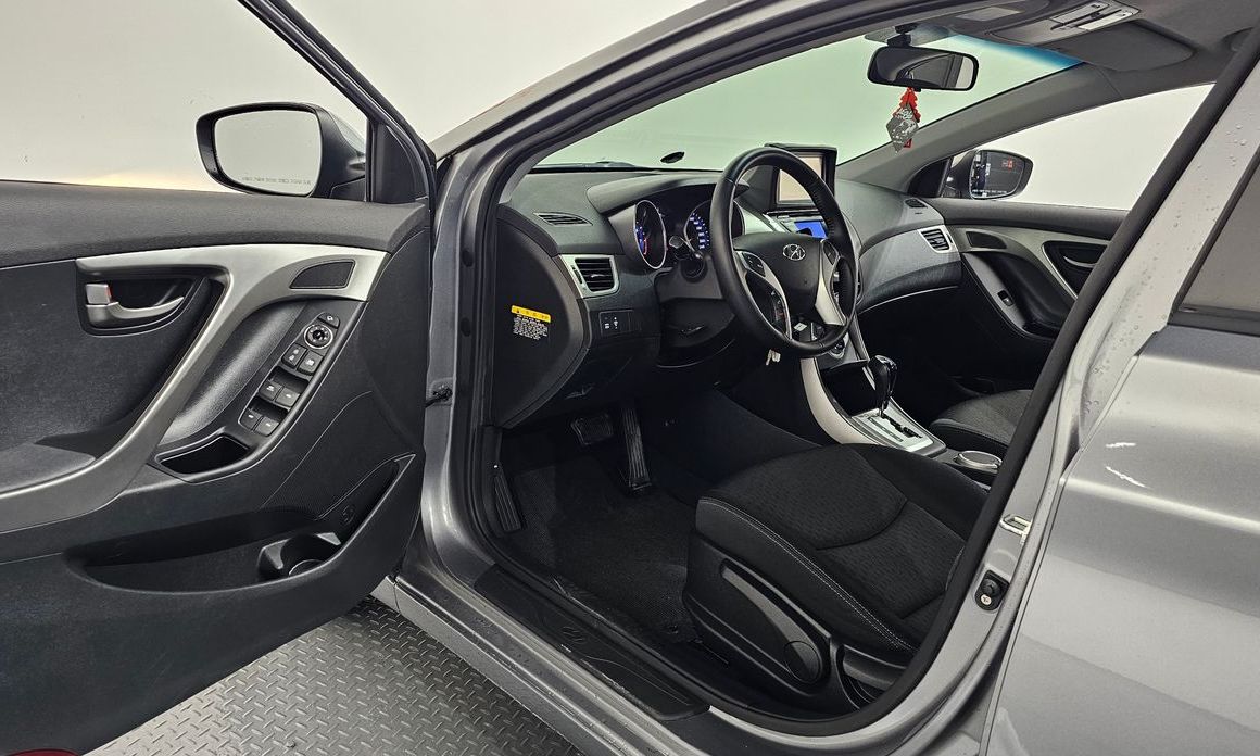 Hyundai AVANTE 2012