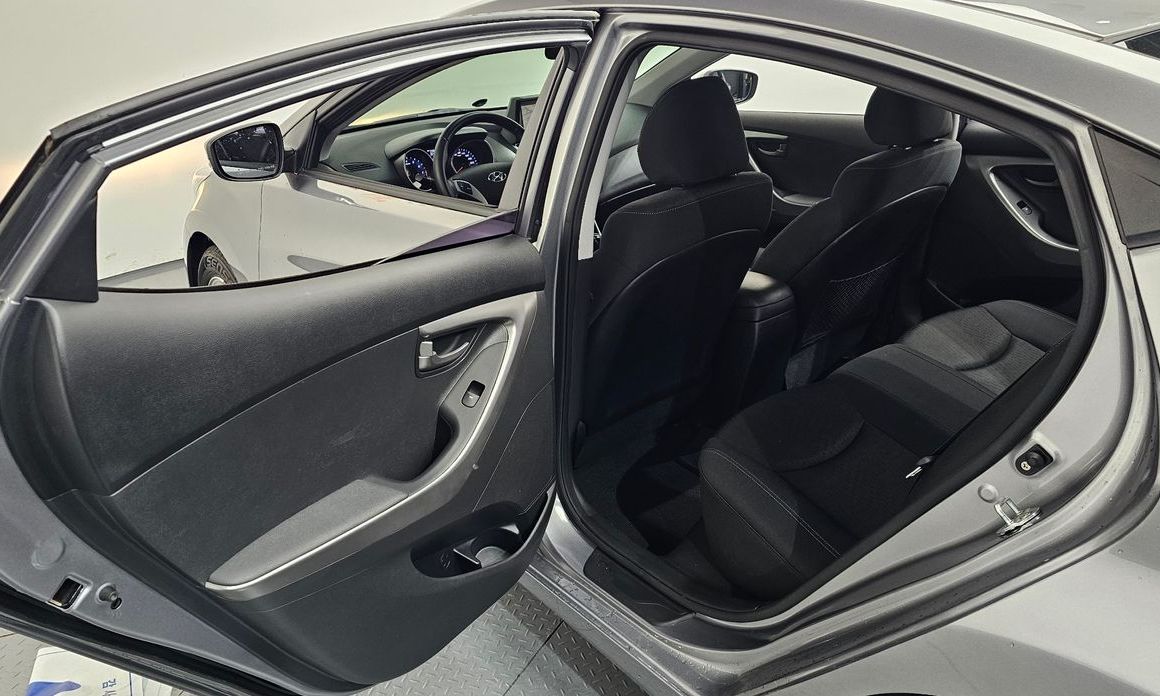 Hyundai AVANTE 2012
