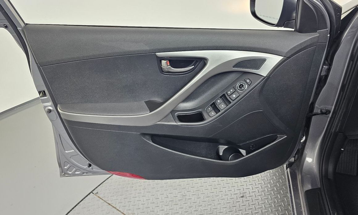 Hyundai AVANTE 2012