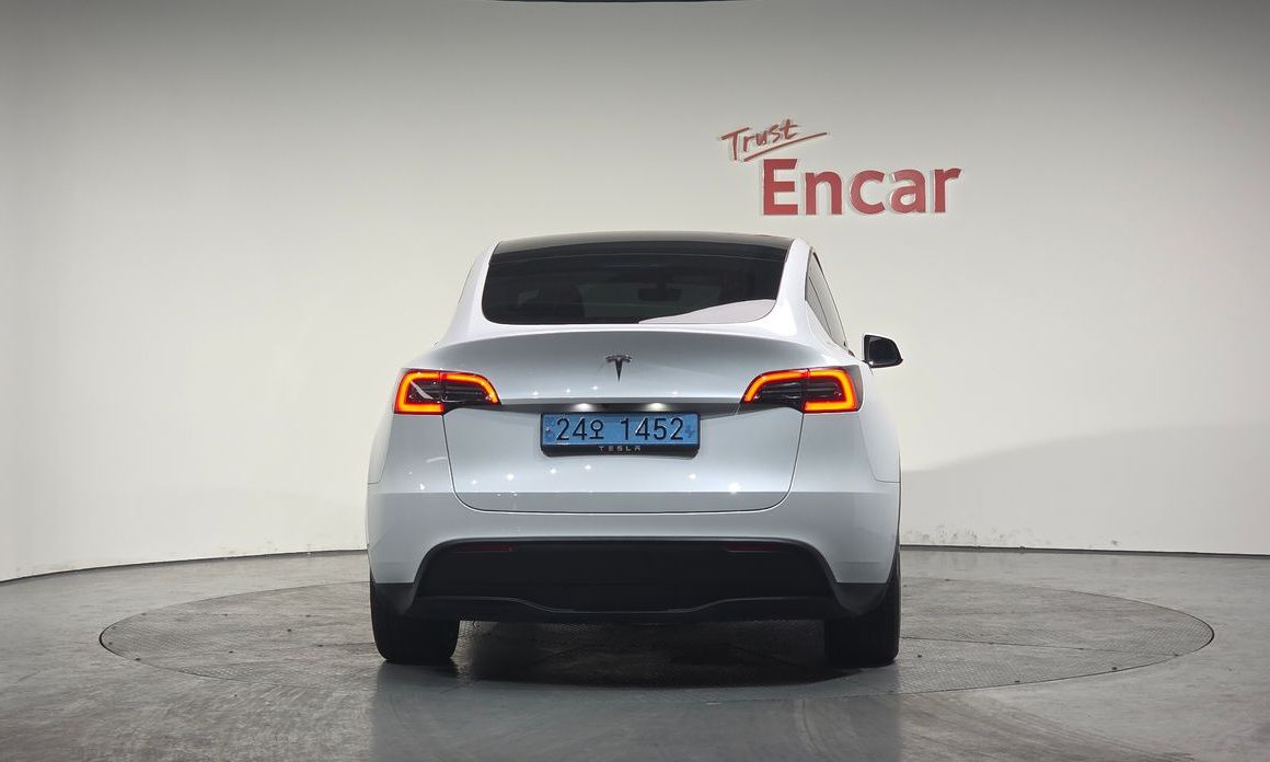 Tesla Model Y 2024