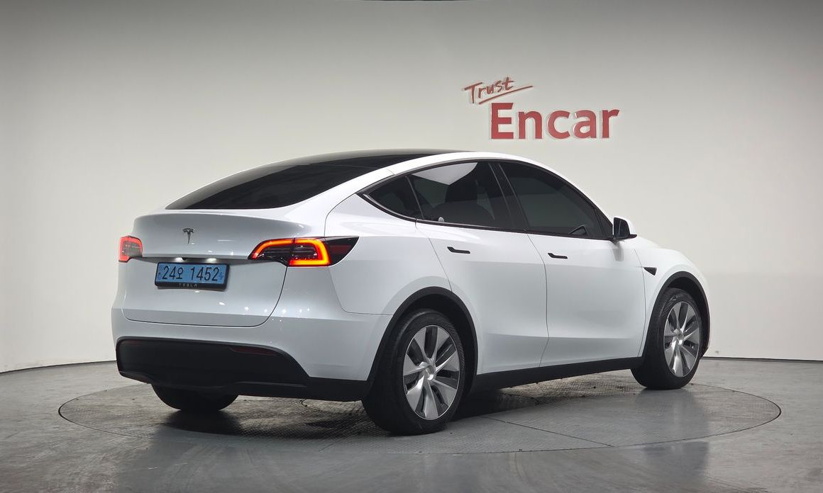 Tesla Model Y 2024