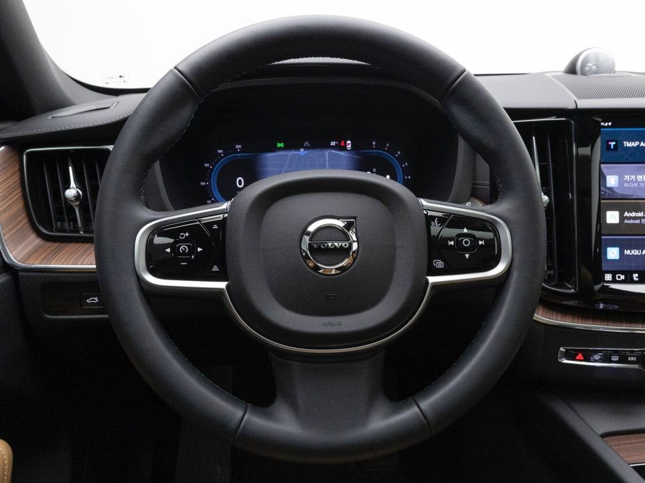 Volvo XC60 2025