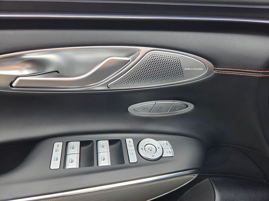 Genesis GV70 2025