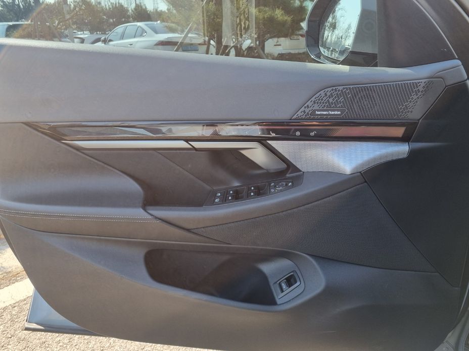 BMW 5-Series 2024