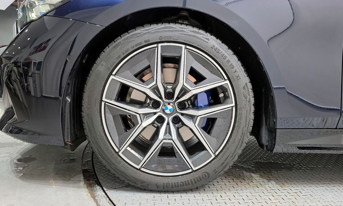 BMW 5-Series 2024
