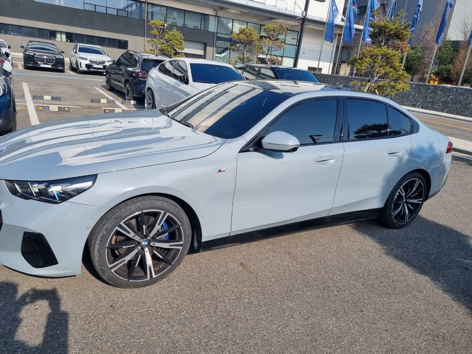 BMW 5-Series 2024
