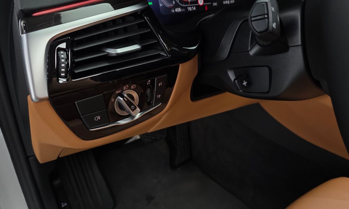 BMW 5-Series 2023