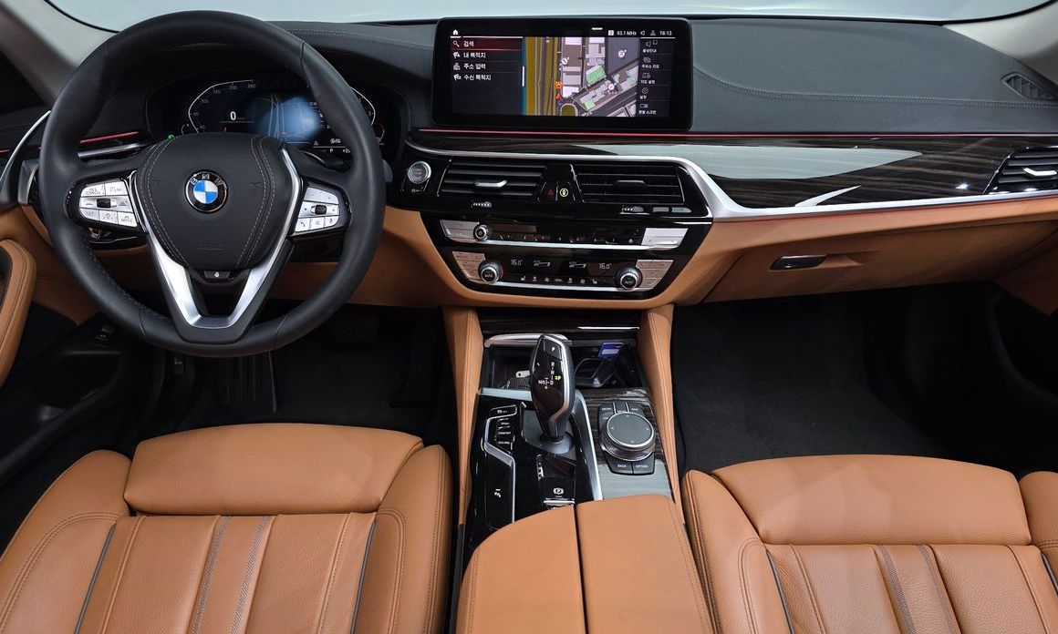 BMW 5-Series 2023