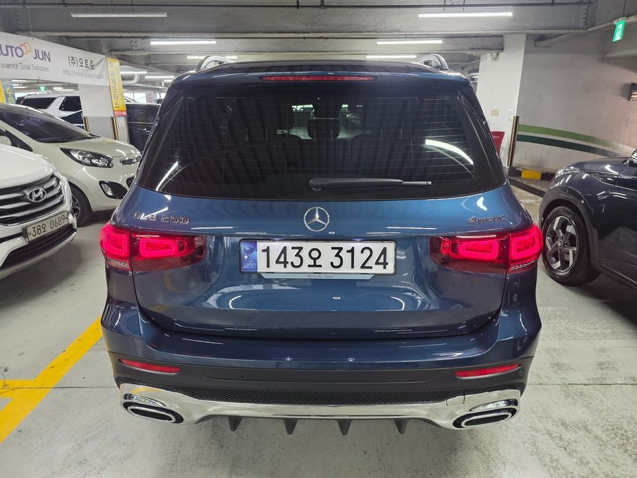 Mercedes-Benz GLB-Class 2023