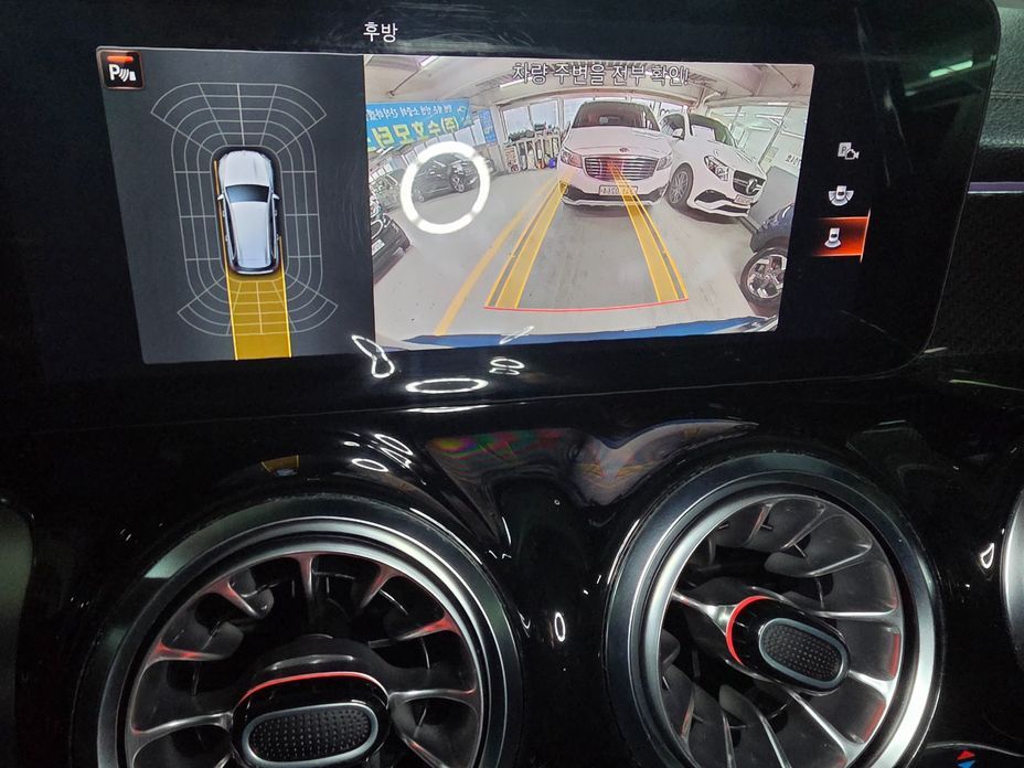 Mercedes-Benz GLB-Class 2023