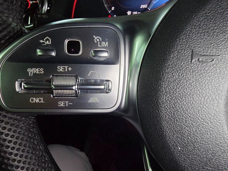 Mercedes-Benz GLB-Class 2023