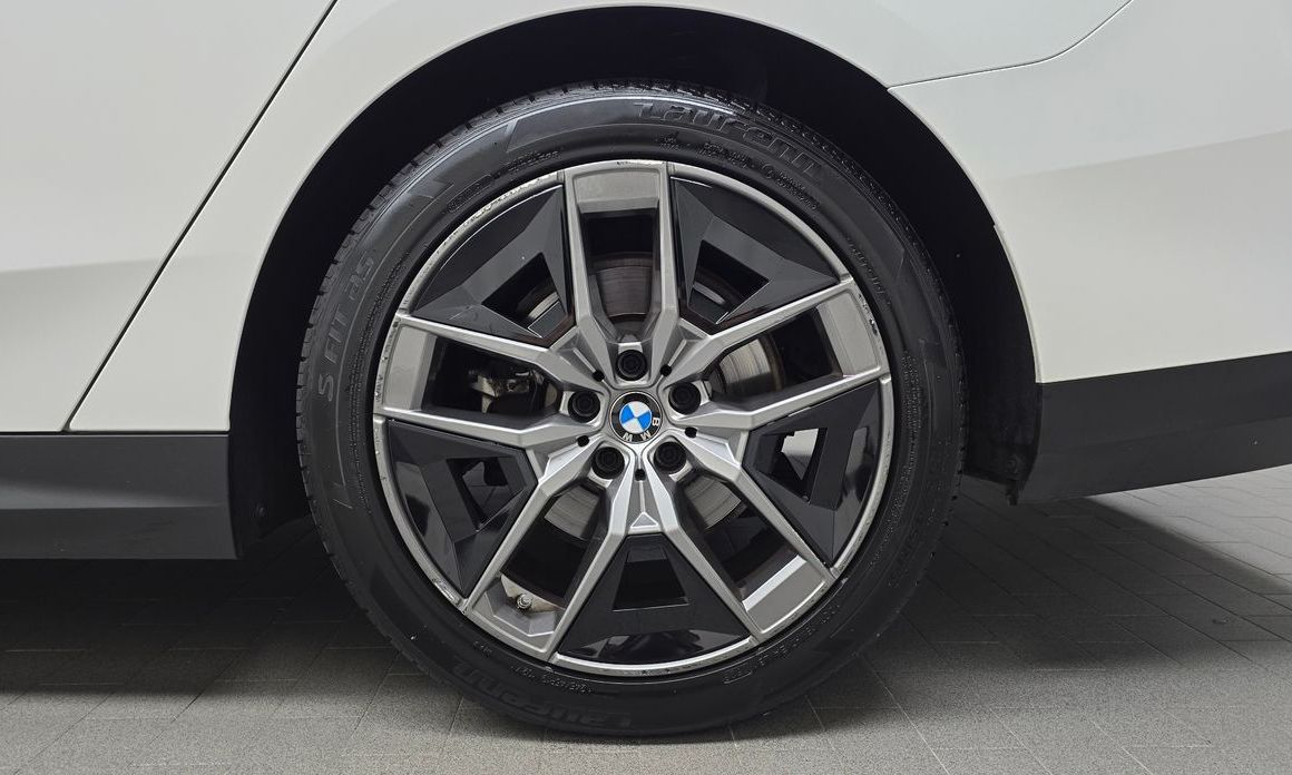 BMW 5-Series 2024