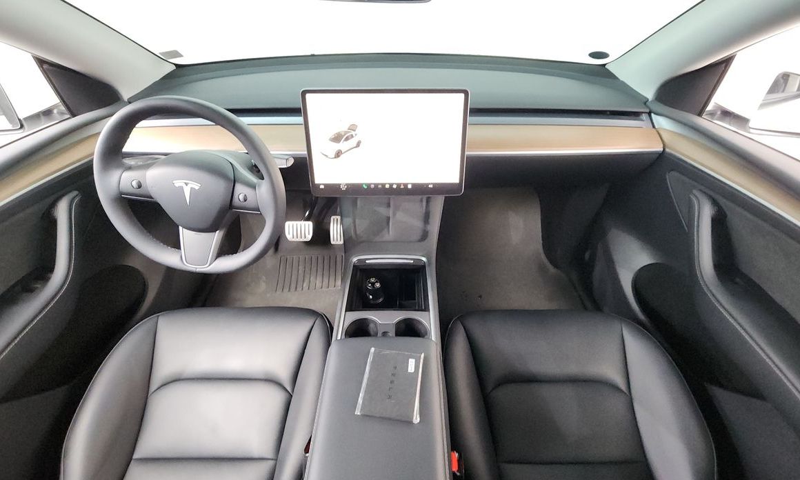Tesla Model Y 2024