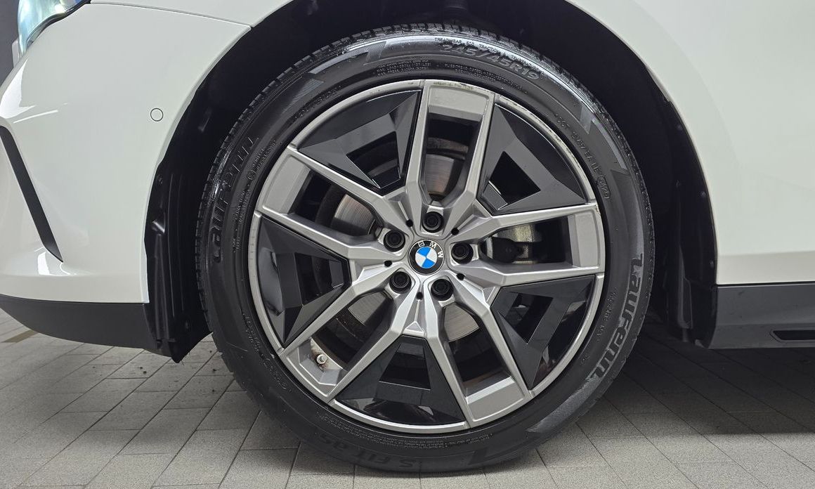 BMW 5-Series 2024