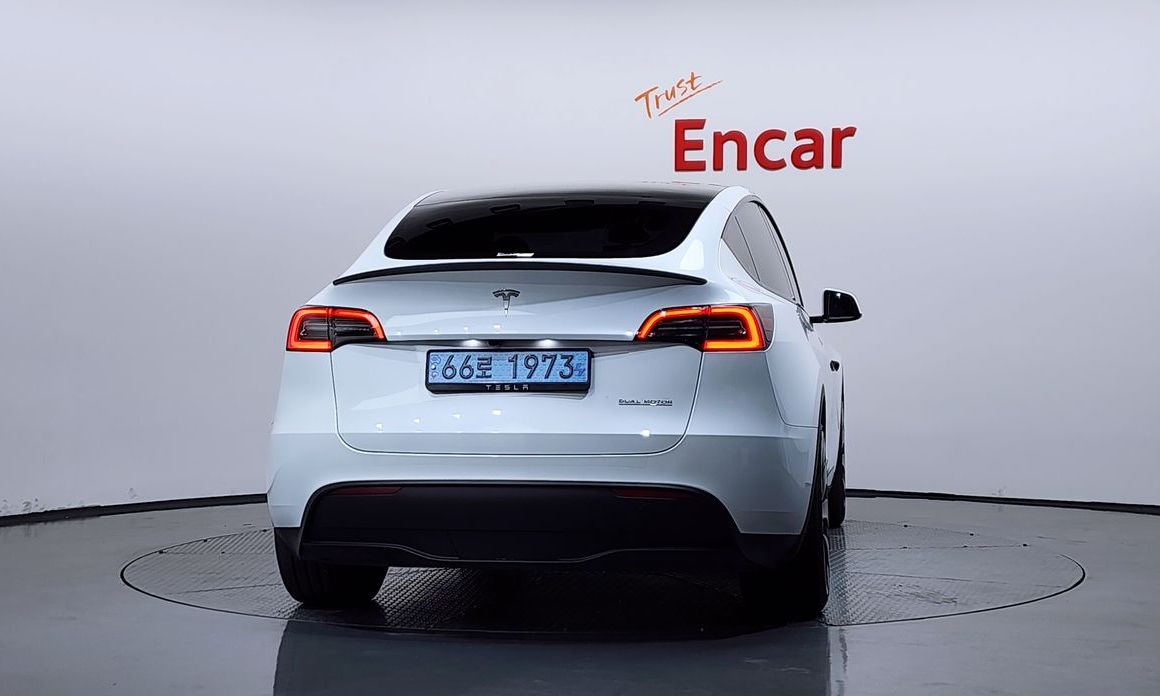 Tesla Model Y 2024
