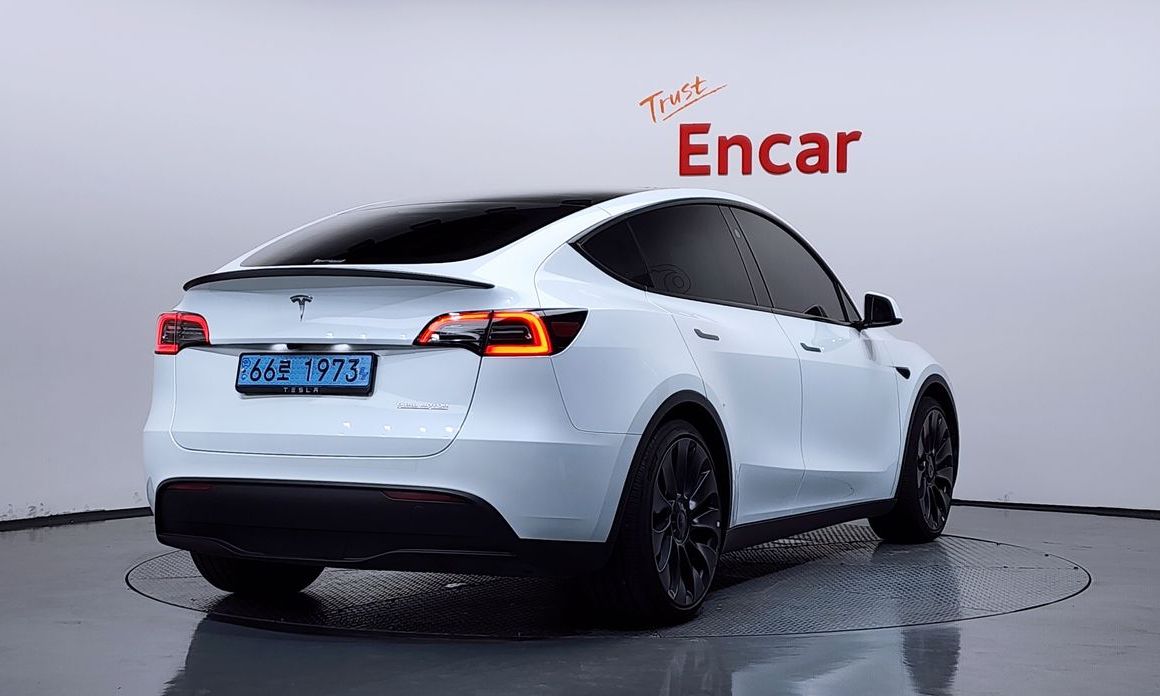 Tesla Model Y 2024