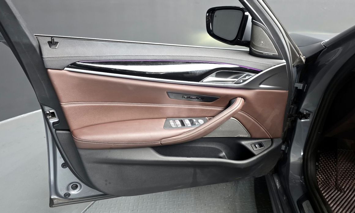BMW 5-Series 2023