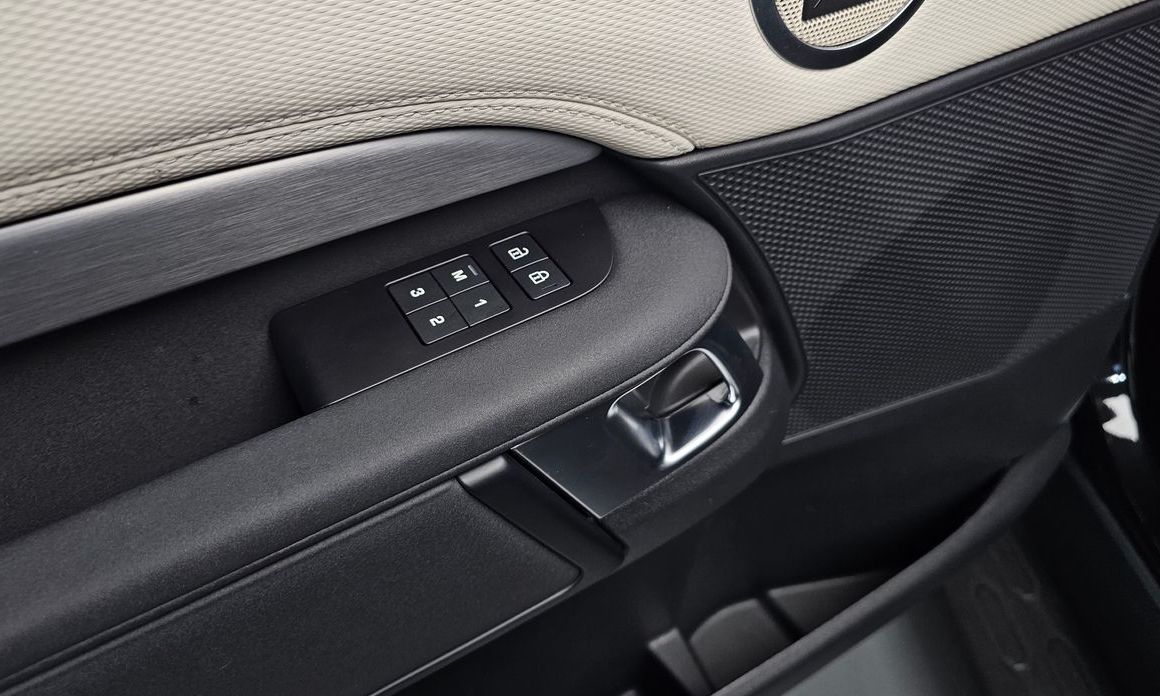 Land Rover Discovery 2023