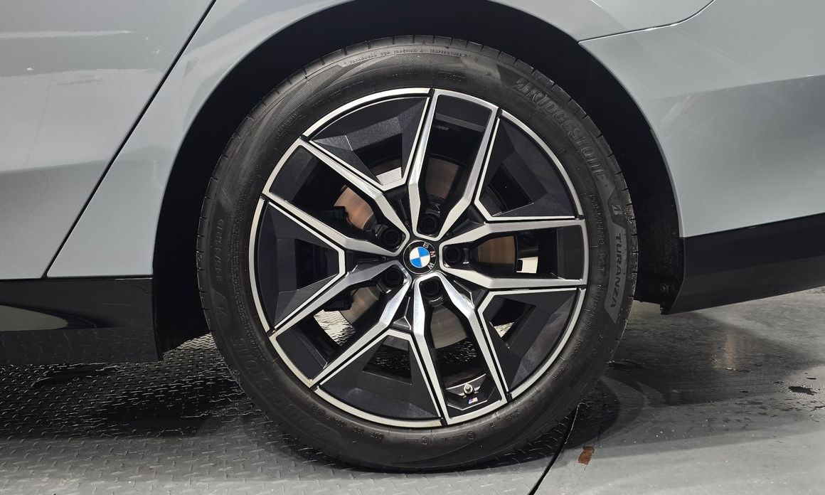 BMW 5-Series 2025