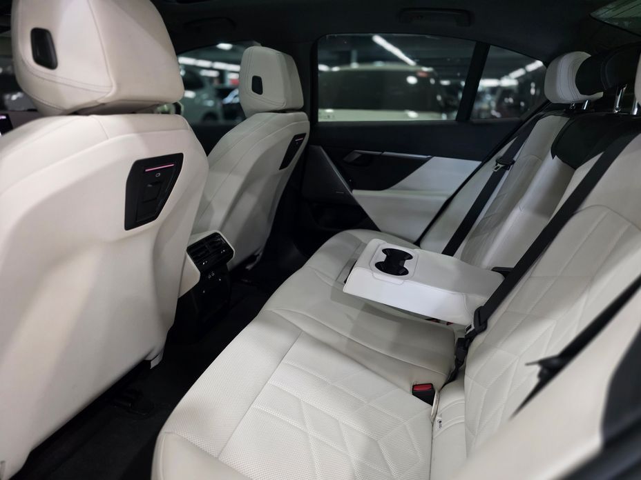 BMW 5-Series 2024