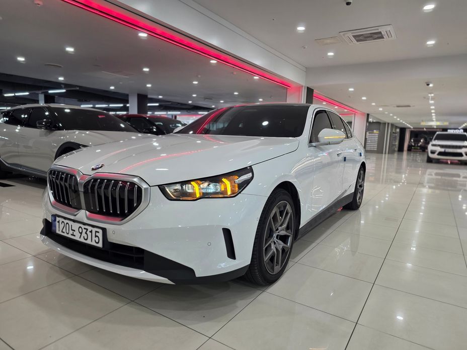 BMW 5-Series 2024